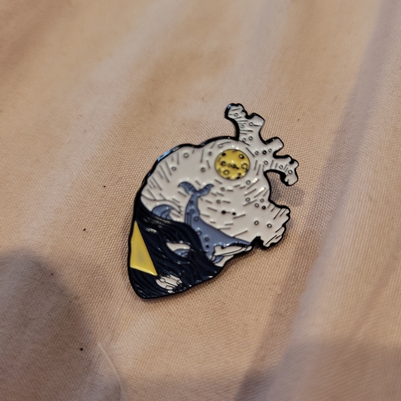 🆕️5/$28 Blue Whale Heart Enamel Pin - Picture 6 of 6